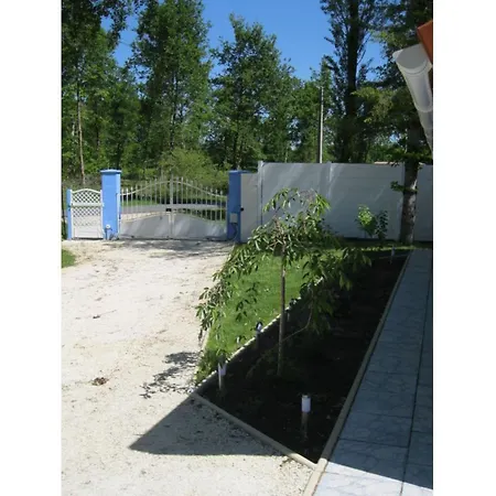 With 2 Bedrooms Holiday home Lesparre-Medoc